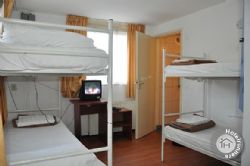 Travel Hostel Amsterdam 4 bedded room bunk beds ensuite
