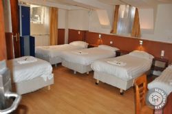Travel Hostel Amsterdam 5 bedded room ensuite