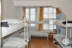 Travel Hostel Amsterdam 8 bedded room bunk beds ensuite