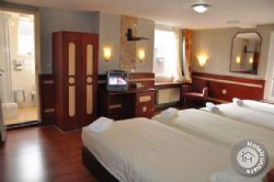 Manofa Hotel Amsterdam quad ensuite room