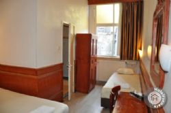 Manofa Hotel Amsterdam twin ensuite room