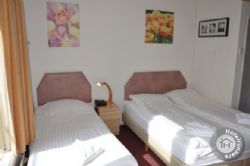 Freeland Hotel Amsterdam twin ensuite room